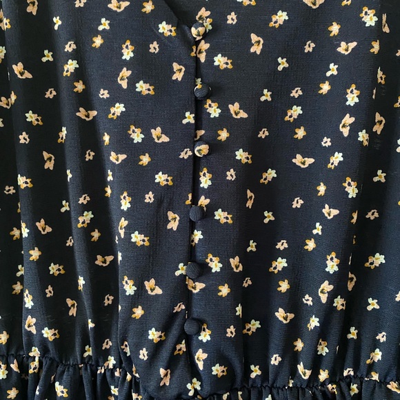 V-neck dress, with 3/4 sleeves and cinched waist, ditzy floral pattern, size XL - Picture 6 of 10